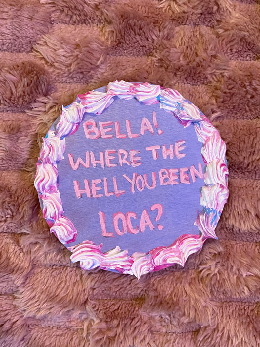 Round magnet made to look like a cake. 